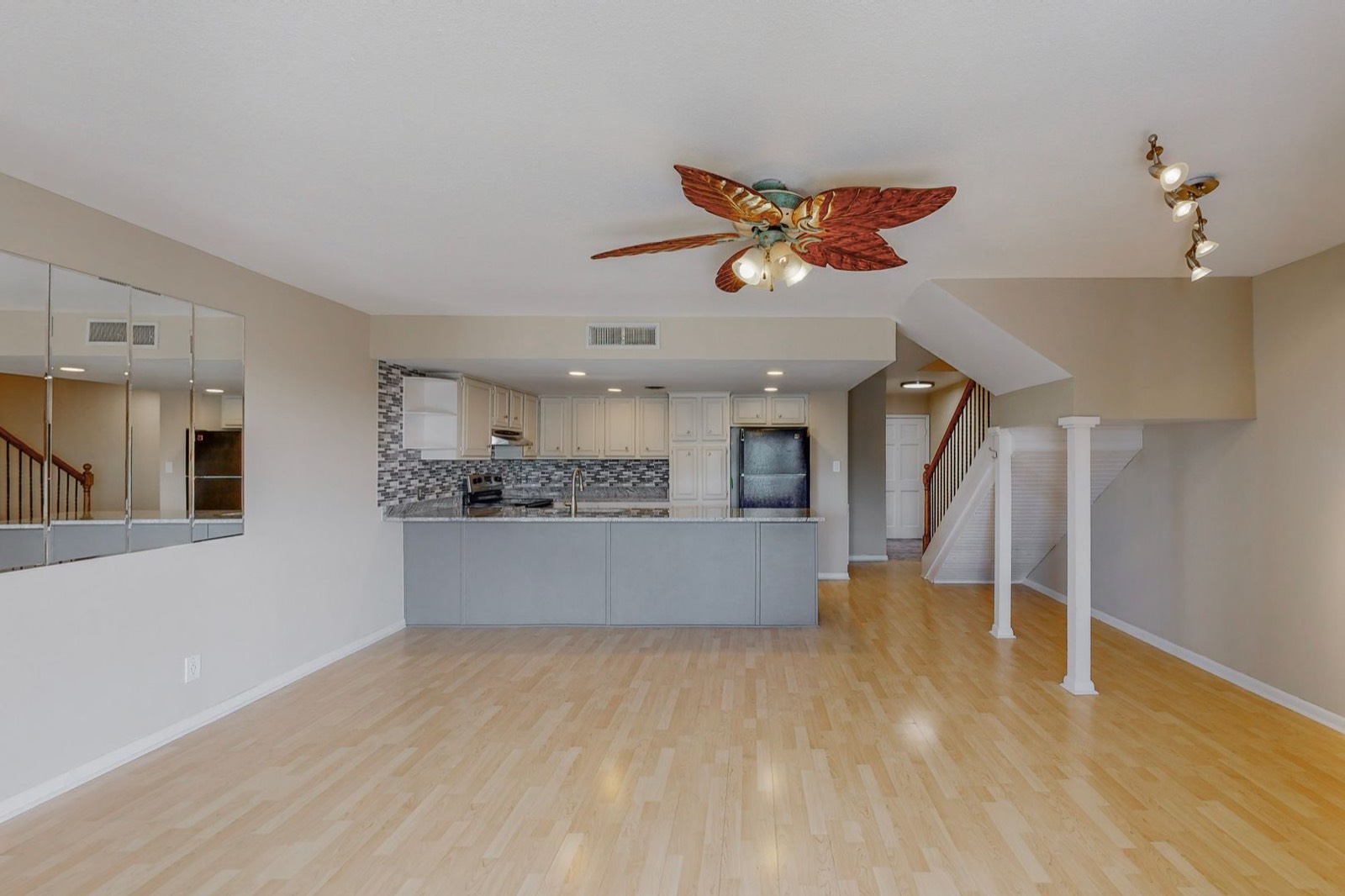 Photo 4 of 426 Yacht Club Dr Unit E, Rockwall, TX