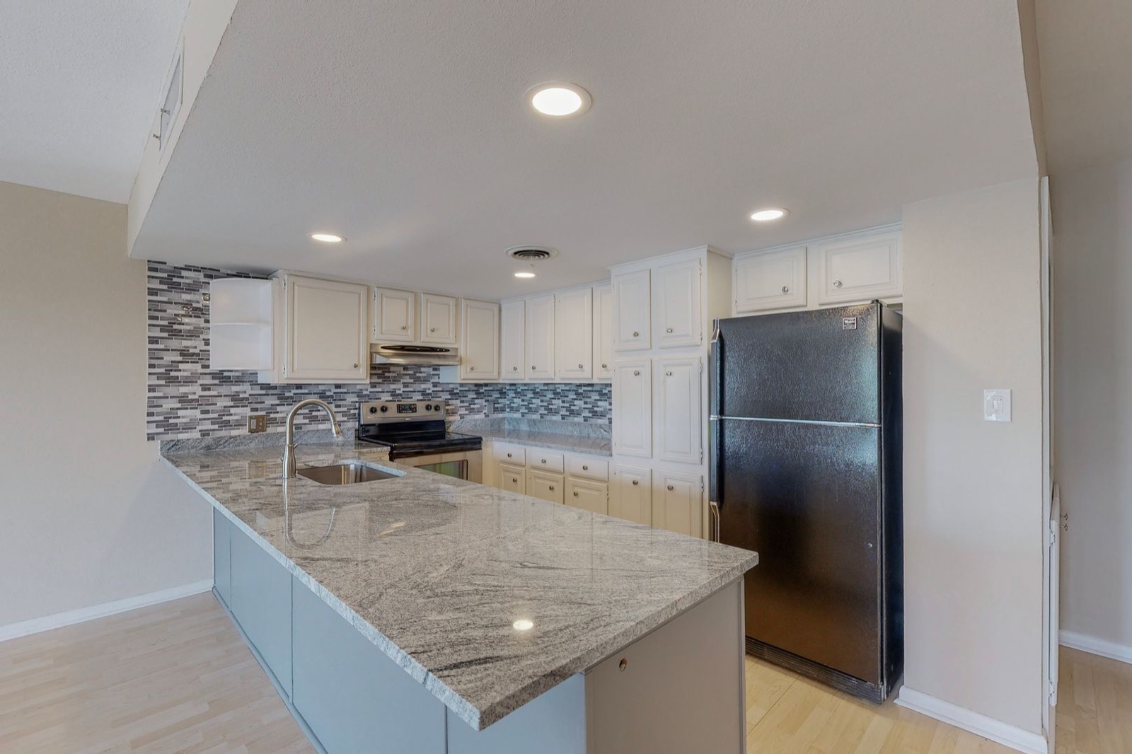 Photo 8 of 426 Yacht Club Dr Unit E, Rockwall, TX